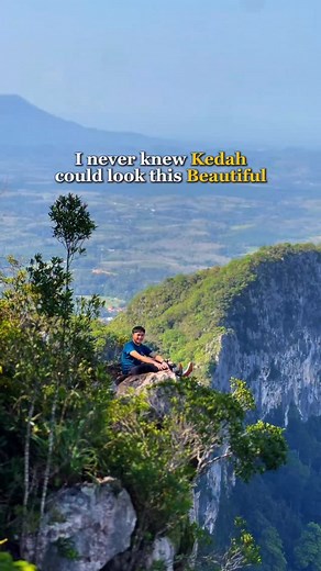 I never knew Kedah could look this beautiful…🌄 A hidden gem only the locals know, and we drove 5 hours with friends just to see it. Beginner-friendly hike, but the summit reminds you to stay careful. Some views are worth every step. 💛✨ It is located at📍Gunung Baling,Kedah #visitmalaysia2026 #gunungbaling #malaysiatrulyasia | Kay Du
