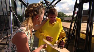 „Best of" hat ne Neue! Und obwohl sie gleich die spannendsten, emotionalsten und besten Themen der Woche präsentieren soll, ist sie irgendwie echt abgelenkt… | RTL