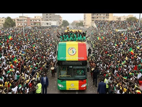 Direct • La grande parade des Lions champions d’Afrique envahit les rues de Dakar