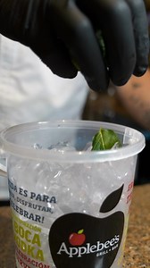 ¿Azulitos, cubeibis, mojitos y palomas por solo $199 😧? Applebee’s lo tiene todo… 😏 . Más info en: https://applebees.com.mx/buckets/ | Applebee's México