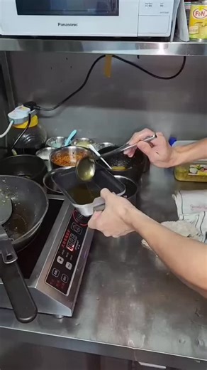 Automating the cooking process frees the chef up to work on other tasks during the cooking time period. This significantly boosts dish output and improves labour productivity - helping many F&B outlets meet the heavy demand during lunch/dinner crowds! Reach out today to understand which model of ours best fits your business! | ChefMate 360 - 厨伴