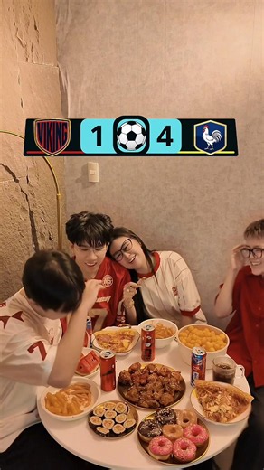 Thử nhờ chat GPT chuẩn bị bàn tiệc cày bóng đá và cái kết 😱 #chiyennoicomdien #tiktokgiaitri #LearnOnTikTok #Tronvencamxuc #HoptacvoiCocaCola