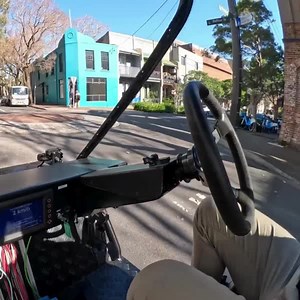This trial uses software to send real-time data to vehicles, helping them avoid crashes. In collaboration with the University of Sydney, this tech could be on traffic lights as early as next year, even before fully automated cars arrive! Read more about transport and tech heading to our state 👉 bit.ly/Transport-Tech-Strategy | NSW Government