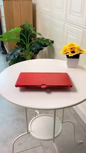 Understand the optical principles and ergonomic benefits behind portable screen magnifiers that make media viewing easier. | Mary Wallace