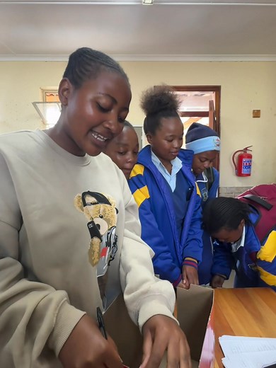 Grade 11E suprised their IsiXhosa HL Educator Mrs Mayedwa with a gift and emotional speeches in appreciation for being a parent to them since Grade 8. They’re not only confident that they’re going to Matric next year but they’re also confident that they’ll keep in mind what their educator taught and instilled in them over the years. As emotional as this is, but it’s really nice to see such a good relationship & bond between educators and learners. May the Lord almighty bless these kids for this 