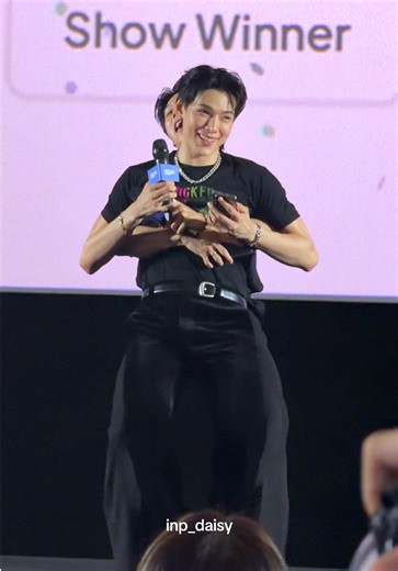 หนูแข็งแรงจังลูก อุ้มพี่อู๋ตัวลอยเลยยยย พี่อู๋หน้าฟินมาก แฟนอุ้มขึ้นเวทีเนี่ยยยย😂 @DAOU ต้าห์อู๋ค้าบบ~ @Offroad kantapon #ต้าห์อู๋ออฟโรด #DaouOffroad #offroadKTP #daou #ต้าห์อู๋