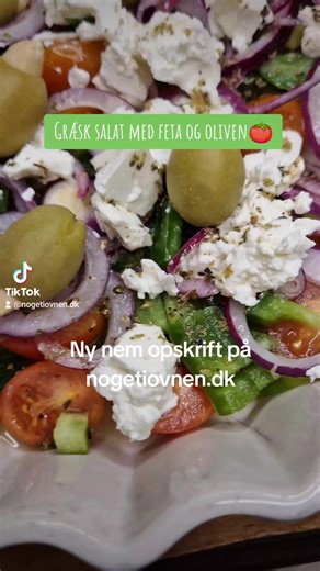 Græsk salat med feta og oliven. En lækker salat du kan lave på 5 minutter. Smager også fint uden oliven, hvis du ikke er vild med dem. Ny nem opskrift er klar til dig på nogetiovnen.dk - find den lige ovre på forsiden #græsksalat #greeksalad #salat #tomat #oliven #nemsalat #nogetiovnen #nemmad #sundmad #opskrift #madblog #food | Noget i ovnen hos bagenørden