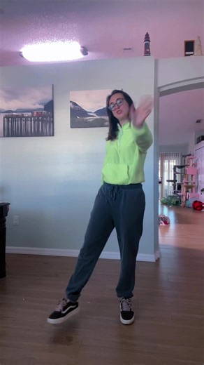 My first time trying the no hands dance, this dance is so fun and I’m gonna keep practicing at it because I want to get it down better. #nohands #dance #fyp #dancer #fun