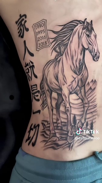 Ý nghĩa hình xăm gia đình cho người tuổi Ngựa