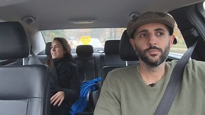 *** Alman-Taxi Folge 6. Heute zu Gast: Aline Abboud *** Migranten. Statt mit ihnen zu sprechen, spricht man lieber über sie. Parallelgesellschaften, Ramadan, Integration. Wie geht es diesen 25% in unserem Land? Was sind ihre Ängste und Sorgen? Was machen die überhaupt den ganzen Tag? Man könnte sie fragen. Zum Rechtsruck, zum Islam, zu Antisemitismus. Moment! Kluge Köpfe mit Migrationshintergrund in Talkshows? Bitte nicht. Wer kann ihre Sicht besser wiedergeben als alte weiße Männer? Wir fragen 