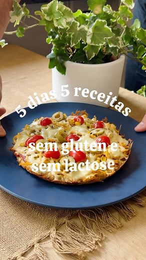 William Machado e Lana Machado | Receitas on Instagram: "Pizza de frigideira sem glúten e sem lactose Ingredientes 2 ovos 1 pitada de sal 4 colheres de sopa de água 1 colher de sopa de azeite 3 colheres de sopa de farelo ou farinha de aveia( sem glúten) Recheio Use o da sua preferência, utilizei passata de tomate, frango desfiado, azeitona, tomate, queijo e orégano O queijo você pode usar o zero lactose ou o queijo vegano que vende nos supermercados Modo de preparo Em uma tigela bata os ovos com