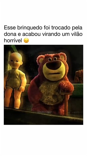 Filmes_PlayBR on Instagram: "🎬 Filme: Toy Story 3 Em Toy Story 3, Andy (John Morris) tem 17 anos e está prestes a ir para a faculdade. Desta forma, precisa arrumar o quarto e definir o que irá para o lixo e o que será guardado no sótão. Seus antigos brinquedos, entre eles Buzz Lightyear (Tim Allen), Jessie (Joan Cusack) e o Sr. Cabeça de Batata (Don Rickles), são separados para serem guardados no sótão. Entretanto, uma confusão faz com que a mãe de Andy os coloque no lixo. Woody (Tom Hanks), qu