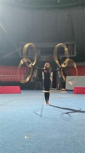 Twin hoops hand spin (5 hoops at once)