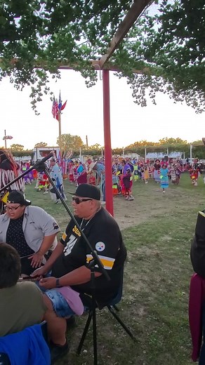 Honouring Ebb and Flow First Nation's History 🙌 Today we would like to introduce you to the Hill Ridge Drum and Singers who played for last weekend's Intertribal Dances at the Ebb and Flow Pow Wow. This year's Ebb and Flow Traditional Pow Wow was held temporarily in Bacon Ridge due to flooding in Ebb and Flow First Nation. Next year it will resume back in the community. The drum featured in this clip is special, as it carries the same name as the site where this Pow Wow was being held, Hill Rid