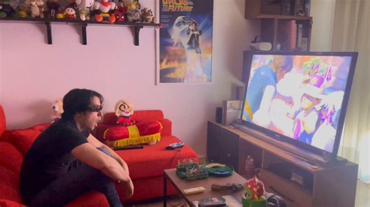 -Oye Max, ¿Estás ahorrando dinero como un adulto responsable, verdad?Yo disociado 20 dimensiones más allá con mi nueva tele 3D y el Blu-Ray 3D de Enredados: