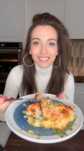 These CHICKEN PARM CAULIFLOWER STEAKS come together in one pan and knock out both your entree and your side dish! I love making them and we all love eating them. Full recipe is on my site: https://hungryhappens.net/one-pan-chicken-parmesan-cauliflower-steaks/ Καλή Όρεξη 🇬🇷 💙Stella | Stella Drivas 🇬🇷🇺🇸