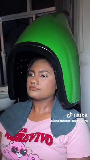 Permanente Afro: transformação de cabelo embolado em cachos definidos