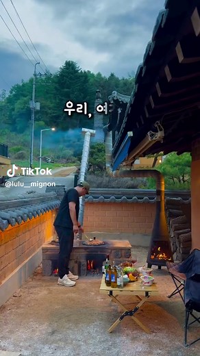 개별 솥뚜껑바베큐 불멍 감성객실까지💚 📍경기도 ‘양평 아그니 초시매 한옥스테이‘ ✔️전객실 프라이빗 솥뚜껑바베큐(2개) 불멍의 가성비 촌캉스 펜션 ✔️네이버예약 ✔️평일 12.5만원~ ️✔️촌캉스 옷 무료 대여 가능하고, 사이즈별로 다 있어요 ✔️객실 넓어서 여러명 가는 것도 추천해요 🍯예약꿀팁! 금/일요일도 평일 대비 금액이 크게 비싸지 않아 직장인분들께는 금/일요일을 가장 추천해요 ✔️제가 이용한 객실은 ’철희네‘ 입니다 ✔️객실마다 분위기가 다르니 취향껏 선택을 추천해요 ✔️비와도 야외 바베큐/불멍 가능해요(지붕 있음) 🌊걸어서 15분 거리에 명달계곡 물놀이도 가능! ✔️기준 2인/최대 5인 객실까지 있음 ✔️입실 15:00/퇴실 11:00 #촌캉스 #서울근교펜션 #서울근교여행 #가성비숙소 #koreatravel #koreatrip #koreanfood #kdrama #kfood