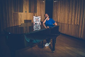 Tussen 18u en 19u viert Stijn de 25ste verjaardag van 'Blood Sugar Sex Magik' van Red Hot Chili Peppers met een hoop tickets voor het concert in het Sportpaleis. | Studio Brussel
