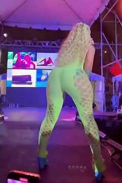 Iggy Azalea Twerks While Performing