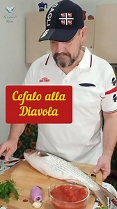 Cefalo alla Diavola 😋 seguimi per tante ricette di pesce 🐟 Ciao a tutti 🤗🤗🤗 Oggi un bel muggine al sugo piccante 🤩 Ingredienti per 2 persone 6-700 gr di Muggine a tranci 1 scatola di Pomodorini datterini 1 Cipolla media 1 spicchio d'aglio Aglio 1 ciuffetto di prezzemolo Peperoncino a piacere Olio extravergine Vino bianco Sale Preparazione - Squamare ed eviscerare il muggine - Tagliare la cipolla a piacere - Sbucciare l'aglio - Tritare il prezzemolo Procedimento 👨🏻‍🍳 In una padella capie