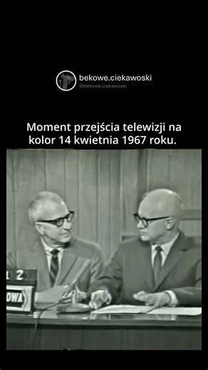 @bekowe.ciekawoski on Instagram: "To najbardziej ikoniczny moment przejścia telewizji z czerni i bieli na kolor. Miało ono miejsce na lokalnej stacji WMT-TV 14 kwietnia 1967 roku. Na początku prowadzący rozpoczęli typowo program informacyjny. W pewnej chwili jeden z nich wstał i powiedział „Cóż, ,myślę, że przejdę teraz do biurka informacyjnego zaczniemy wiadomości w kolorze”. Przeszedł kilka kroków i usiadł przy drugim stanowisku, realizator zmienił sygnał i obraz nagle miał pełną paletę barw. 