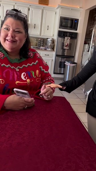 Woman Fails to Notice Daughter's Tiny Fake Hands While Her Family Continues to Laugh