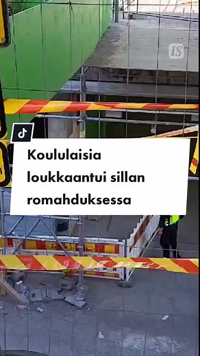 Useita ihmisiä on loukkaantunut, kun tilapäinen vaneripohjainen kävelysilta sortui Espoon Tapiolassa rakennustyömaan vieressä torstaina aamulla, kertoo pelastuslaitos. Pelastuslaitoksen mukaan loukkaantuneita on 27, joista 15 on kuljetettu Husin mukaan sairaalaan. Loukkaantuneet ovat pääosin alaikäisiä. Lue lisää: IS.fi . 📹: Lehtikuva #onnettomuudet #uutiset #espoo #onnettomuus