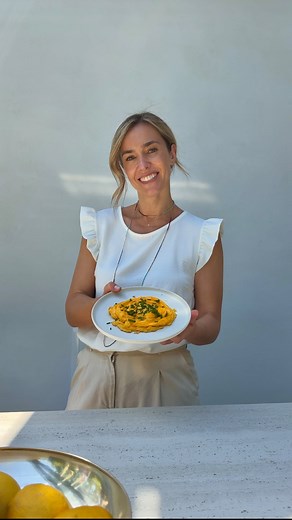 De rincón olvidado, a terraza vivida. Hoy te enseño cómo convertí una zona de mi jardín en una terraza con cocina. Un cambio, que ya forma parte de nuestro día a día, de vez en cuando me veréis cocinar aquí, así que quería presentarlo en este vídeo. Para ello, he elegido una receta muy sencilla y que os va a sorprender, me la compartió el marido de @cristinaordovas de @iscomingofficial_ y me encantó, desde entonces, no paro de hacerla. Simplemente tendrás que freír un ajo en dos cucharadas de ac