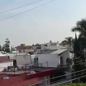 🚨 ¡MOMENTOS DE TERROR! ASÍ SE ESCUCHÓ LA BALACERA. 🔊💥 Habitantes de la zona limítrofe entre Zapopan y Guadalajara vivieron minutos de angustia tras un intenso tiroteo en las inmediaciones de Topacio y Cruz del Sur. El estruendo de las ráfagas quedó grabado en videos que muestran la magnitud del ataque. 📉😱 El saldo preliminar es devastador: una persona perdió la vida y cinco más resultaron heridas. La zona permanece bajo un impresionante despliegue de seguridad. 🚑🚓 #Guadalajara #Zapopan #I