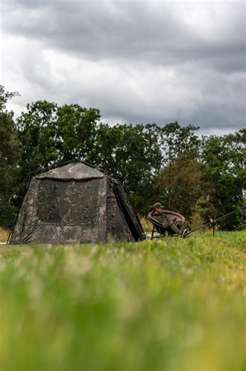 Jocelyn présente le nouveau Blockhouse Camo Pro 🏕🎣 La parfaite alliance entre la gamme Titan et gazebo pour avoir un confort plus un espace optimal toute l'année. Il convient très bien aux pêcheurs qui possèdent une grande logistique ou tout simplement pour ceux qui veulent un espace de vie confortable au bord de l'eau. #nashtackle #nashbait #blockhouse | Nash Tackle France