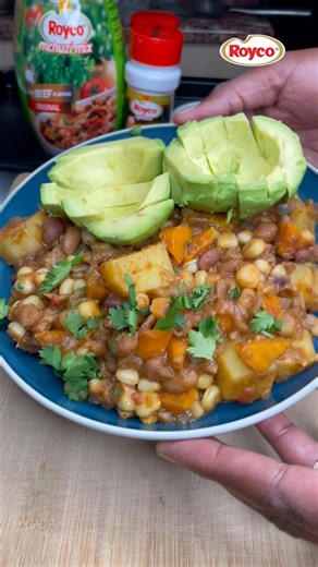 Royco Kenya on Instagram: "At your big age ati hupendi Githeri juu ya vile ilikuwa inapikwa highschool? LOL! Here’s the best way to make a mean Githeri and just with the right Royco spices: Mchuzi Mix, Black Pepper, Curry & Spice and a dash of the chilli flavour cube and to top it all off garnish na dhania then ongeza an avocado and let your meal slap. Rudi kwa comments with your honest feedback. We’ll be waiting! #PikaKamaWewe"