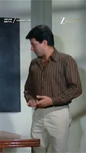Zee Classic on Instagram: "#Dharmendra turns a simple speech into pure delight, blending effortless humour with irresistible charm. His comic timing lights up the scene, reminding us why even his light-hearted performances remain timeless classics. Watch #JeevanMrityu, tonight at 7:00 PM. Only on #ZeeClassic.​ (Hindi Cinema Retro Bollywood Old Is Gold Hindi Movies Fans Classic Hindi Films Golden Age Of Hindi Cinema Movie Woh Zamana Kare Deewana)"