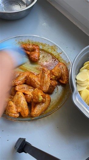 Ailes de poulet grillées au four et gratin de pommes de terre