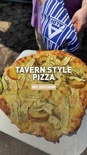 Crispy Tavern Style Pizza Rezept mit Zucchini und Pfirsich