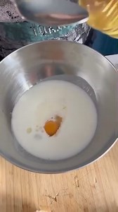 Buna, dragii mei! Placinte cu cas, absolut senzationale! Ingrediente: Kefir 300 g Un ou O lingura cu vârf de zahăr O lingurita de sare 3 linguri ulei de floarea soarelui Faina 450 g Praf de copt 10 g Umplutura: Cașcaval 300 g Un ou Un praf de sare Pt uns: Unt 100 g | Roxana Blenche