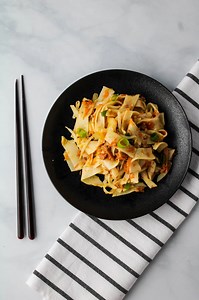 Recipe 18 of 100: Chow Fun. .Quick and easy for the win. Few ingredients and 30 minutes is all you need for this classic local recipe. .Hawaiian style chow fun takes a classic Chinese dish and adds a little island twist. Rice noodles tossed with an umami packed meat and vegetable stir fry. One of the favorites here in the islands and one you’ll definitely have to try..Recipe https://bit.ly/hawaiian-style-chow-fun.#keepingitrelle #chowfun #hawaii #hawaiianstyle #hawaiifood #hawaiifoodie #quickand