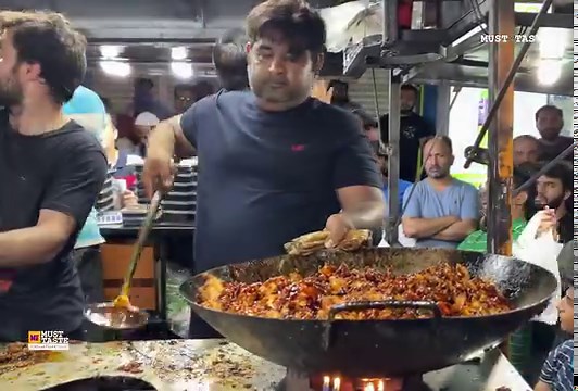 Chinese Food Making in Karachi. Crazy Rush on Chinese Food Truck | Perfect Chow Mein & Dry Chillie Chicken Cooking. bahadurabad 4 minar chowrangi near surmawala beside UBL bank karachi | Must Taste