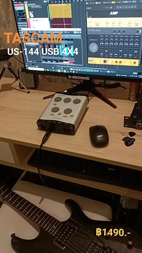 🎧 TASCAM US-144 USB 2.0 Audio/MIDI Interface คลิปนี้ผมเดโมบันทึกเสียง กีตาร์เล่นสด แบ็กกิ้งแทร็กใน Cubase บน Windows 10 ใช้เจ้า TASCAM US-144 ตัวนี้จริงๆเทสให้ดูว่าใช้งานได้ครบ ✅ ใช้งานบน Windows 10 ด้วยไดรเวอร์ชุด ขึ้น Control Panel ครบ ทั้ง Input/Output, 24-bit / 44.1 kHz ค่า latency ต่ำ เล่นแล้วไม่หน่วง สเปกหลักๆ ของตัวนี้ ระบบเสียงแบบ 4 In / 4 Out (อนาล็อก S/PDIF ดิจิตอล) ช่อง MIC IN XLR 2 ช่อง Phantom Power สำหรับไมค์คอนเดนเซอร์ ช่อง Line / Guitar In 2 ช่อง ปรับโหมด Mic / Line / Guitar ได้