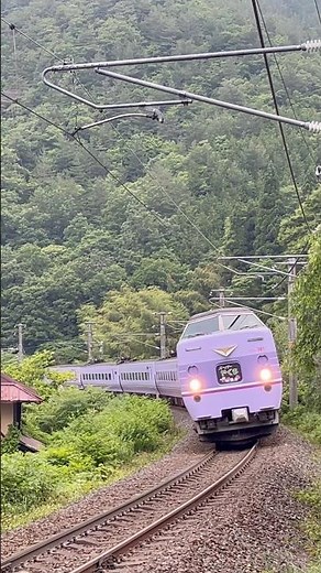 【今となっては懐かしい】381系スーパーやくも色の特急「やくも」、車体を傾けながら爆走