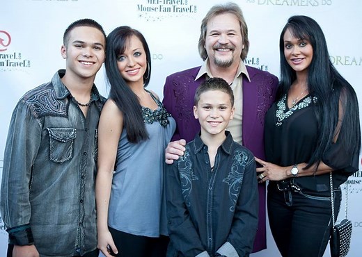 Travis Tritt’s Family:  Heartwarming Moments [Video and Pictures]