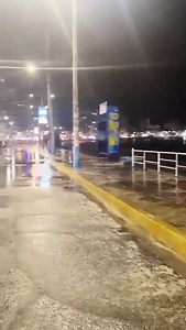 2.6K views · 28 reactions | #Atencion FUERTE OLEAJE AFECTA COSTAS. Debido al fuerte oleaje en las costas ecuatorianas, se registra el ingreso de agua de mar y conchillas en la Av. del Malecón de San Lorenzo Cantón Salinas Por precaución, la CTE ha cerrado el tráfico vehicular desde la Capitanía del Puerto hasta Banco Guayaquil. | OLON TV | Facebook