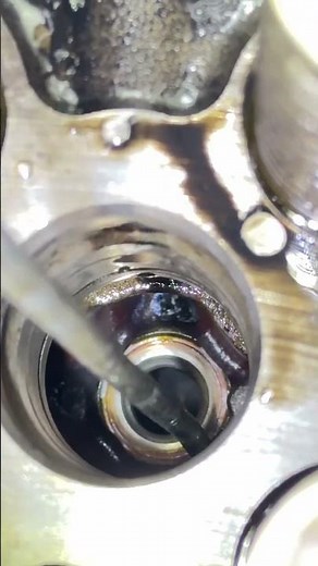 PT.2 Changing injector cups on Detroit dd15 #mechanic #truck #tools #truckdriver #dieseltruck #semi