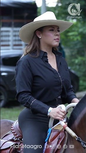 Mujeres hermosas montando a caballo, Beautiful women riding horses. #agro