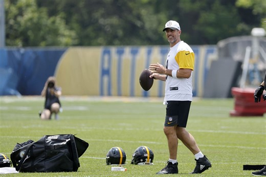 "You broke my heart": Aaron Rodgers greeted with emotional message as he rolls into Steelers minicamp in Range Rover