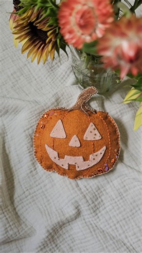Felt Jack-O'-Lantern #feltdiy #feltcrafts #felt #halloweendecor