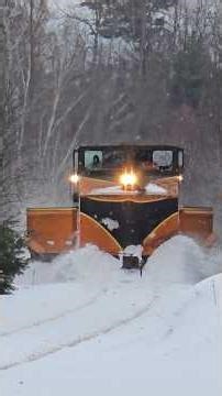 Snow Plow Extra Heads Into Michigan, Blowing Train Horns Thru "No Train Horn Zone"!