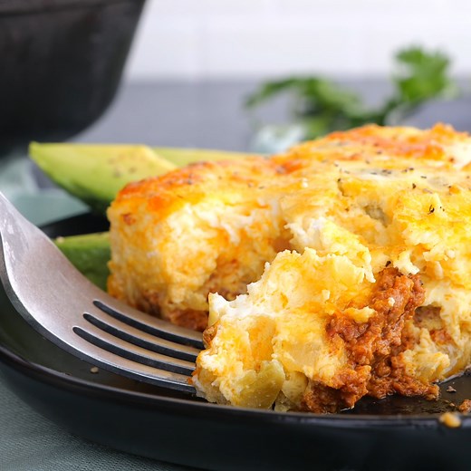 Mexican Crustless Quiche is an easy keto breakfast of peppers and chorizo sausage and baked into a fluffy casserole. RECIPE: https://www.homemadeinterest.com/mexican-crustless-quiche/ | Home Made Interest