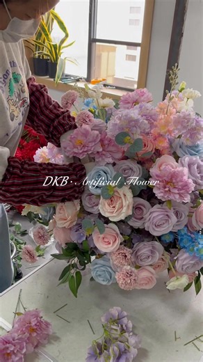 FB945🦄Specially blended cream pink purple blue Morandi color🪼Customized flower centerpieces making process💍 #dkbflower #flowercenterpieces #tablecenterpieces #morandicolor #customflorals #weddingplanners | DKB Artificial Flowers Factory