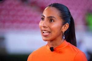 Mexicana Diana Flores se convirtió en la primera jugadora de flag football con artículos en el Salón de la Fama - La Opinión